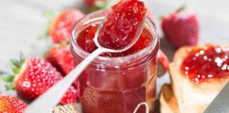 Preparo la marmellata di fragole senza zucchero ideale per i diabetici e per chi sta a dieta marmellata di fragole