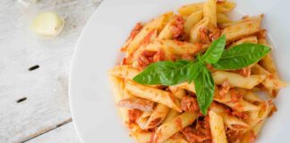 Pasta al pomodoretto e tonno in 10 minuti, spendi poco e sazi tutti pasta al tonno e pomodoretto
