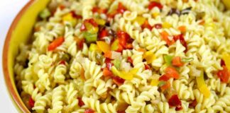 Per un pranzo con questo caldo, puoi pensare di preparare questa pasta fredda ai peperoni super top pasta con i peperoni