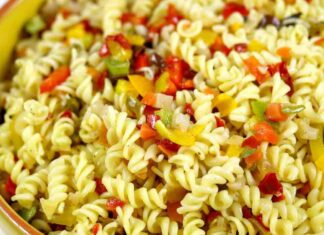 Per un pranzo con questo caldo, puoi pensare di preparare questa pasta fredda ai peperoni super top pasta con i peperoni
