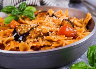 Pranzo estivo: la pasta con le melanzane al pomodoretto, stendi tutti pasta con le melanzane