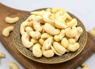 Anacardi al posto delle mandorle per lo spuntino, cosa fanno davvero al corpo? Anacardi al posto delle mandorle - RicettaSprint