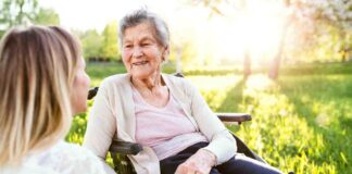 Caldo e anziani, l’acqua non basta: cosa mettere nel piatto per prevenire la disidratazione Anziani estate caldo come proteggersi - RicettaSprint