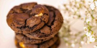 Biscotti con pasta frolla al cioccolato, la ricetta friabile che non si sbriciola Biscotti al cioccolato - RicettaSprint