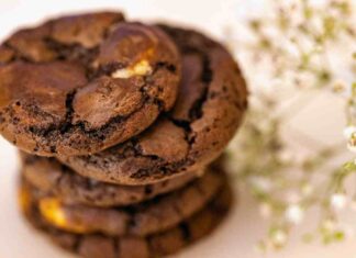 Biscotti con pasta frolla al cioccolato, la ricetta friabile che non si sbriciola Biscotti al cioccolato - RicettaSprint
