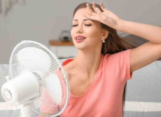 Bottiglia di ghiaccio davanti al ventilatore, il trucco che promette aria fresca… ma funziona davvero? Casa fresca ventilatore - RicettaSprint