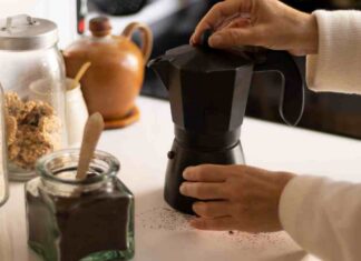Moka nuova non ti tempo, ecco quanti caffè a vuoto fare prima del primo vero Come attivare la caffettiera - RicettaSprint