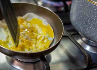 Eliminare la puzza di uovo dalle padelle, ma la candeggina funziona davvero? Come eliminare la puzza d'uovo in padella - RicettaSprint