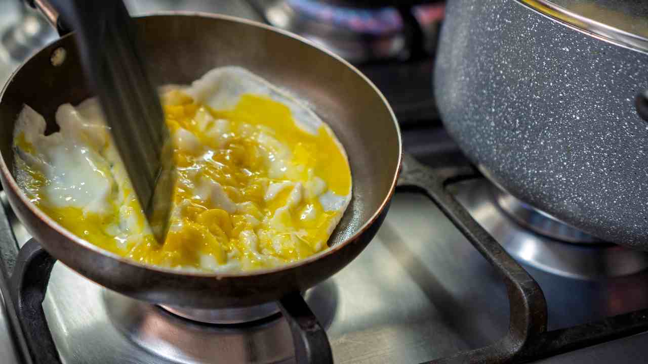 Come eliminare la puzza d'uovo in padella - RicettaSprint