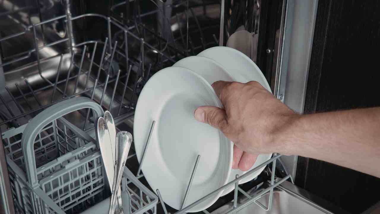Come mettere i piatti nella lavastoviglie - RicettaSprint