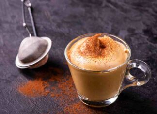 Prendi la panna e il caffè e mettili dentro una bottiglia: ti faccio un dessert da paura Crema al caffè in bottiglia - RicettaSprint
