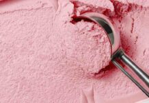 Gelato alla fragola senza gelatiera, la cremosità si ottiene mescolando Gelato alla fragola - RicettaSprint