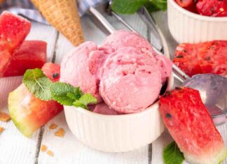 Gelato all’anguria senza gelatiera, il sorbetto cremoso che si fa con la frutta congelata Gelato all'anguria - RicettaSprint