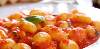 Gnocchi al pomodoro in forno senza precottura, il piatto che non si attacca Gnocchi al pomodoro senza cottura - RicettaSprint