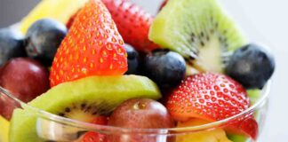 In estate a che ora conviene mangiare la frutta per avere sempre energia e nutrimento: non a colazione o dopo cena di certo! In estate a che ora mangiare la frutta per avere sempre nutrimento - RicettaSprint
