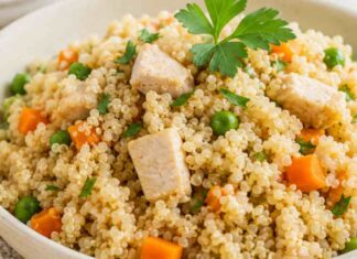 Insalata dietetica dell’estate: il piatto unico che sazia per ore Insalata di pollo e quinoa - RicettaSprint
