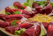 Involtini di bresaola con formaggio cremoso, l’antipasto che sparisce in un minuto