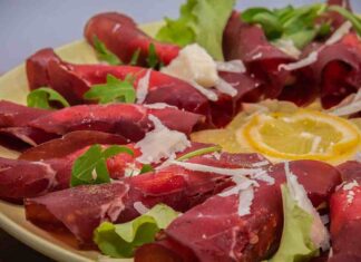 Involtini di bresaola con formaggio cremoso, l’antipasto che sparisce in un minuto
