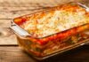 Lasagna fit senza carne e senza formaggi, il primo piatto leggero che non ti farà rimpiangere la besciamella Lasagna fit - RicettaSprint