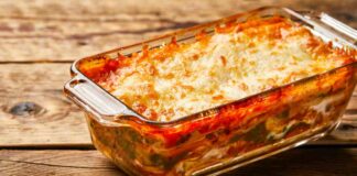 Lasagna fit senza carne e senza formaggi, il primo piatto leggero che non ti farà rimpiangere la besciamella Lasagna fit - RicettaSprint