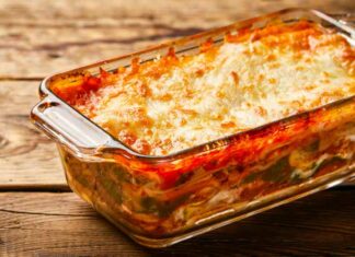 Lasagna fit senza carne e senza formaggi, il primo piatto leggero che non ti farà rimpiangere la besciamella Lasagna fit - RicettaSprint