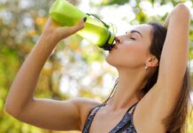 Bere in estate per non rimanere disidratati, ecco il trucco dell’orologio Ogni quanto bere acqua in estate - RicettaSprint