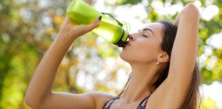 Bere in estate per non rimanere disidratati, ecco il trucco dell’orologio Ogni quanto bere acqua in estate - RicettaSprint