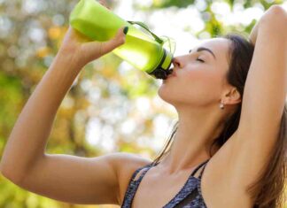 Bere in estate per non rimanere disidratati, ecco il trucco dell’orologio Ogni quanto bere acqua in estate - RicettaSprint