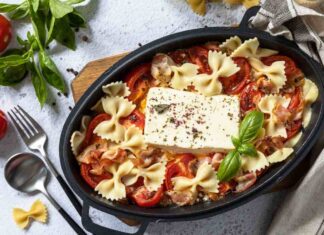 Dieta? Questa pasta con pomodorini è cremosa senza panna Pasta con feta e pomodori - RicettaSprint