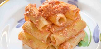 Pasta con ricotta e salsa alla siciliana, il piatto della tradizione che si fa in due mosse Pasta con ricotta e salsa - RicettaSprint