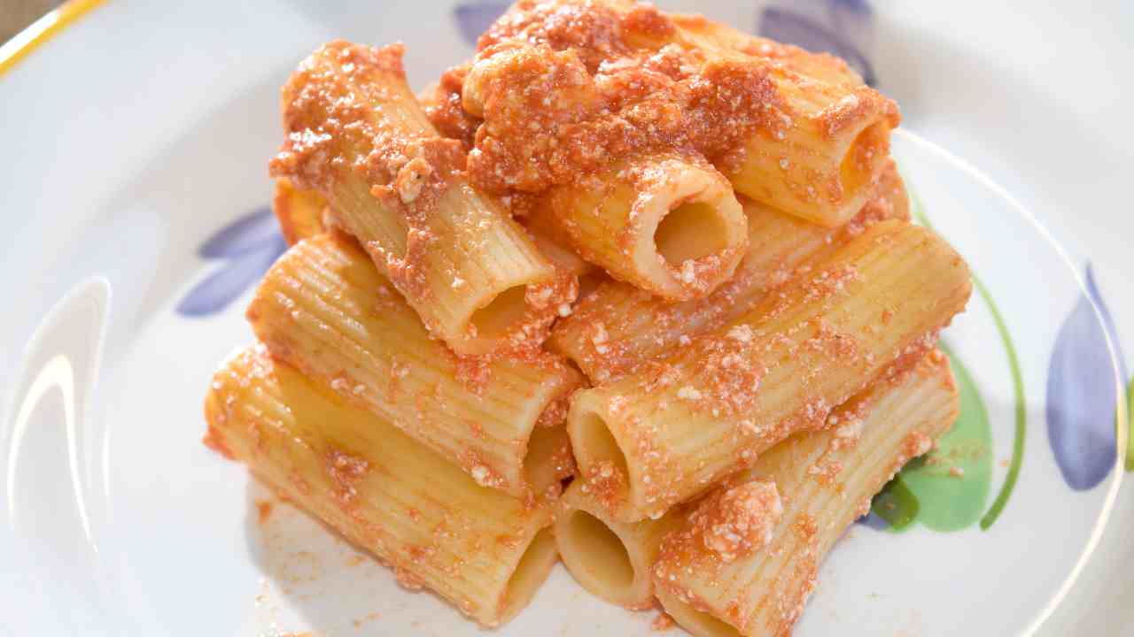 Pasta con ricotta e salsa - RicettaSprint