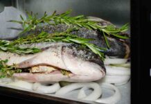 Forno che puzza di pesce? Basta una teglia, un limone e 20 minuti Puzza di pesce in forno - RicettaSprint