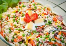 Insalata di riso senza condiriso, la versione fresca e leggera che non ha bisogno di conserve sott’olio