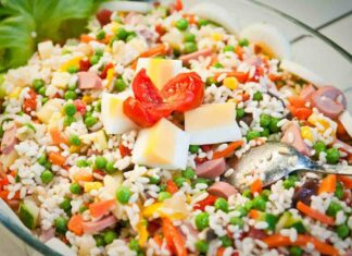 Insalata di riso senza condiriso, la versione fresca e leggera che non ha bisogno di conserve sott’olio