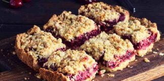 Sbriciolata con ciliegie, la crostata che non ha bisogno di essere stesa Sbriciolata di ciliegie - RicettaSprint