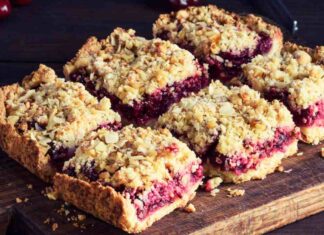Sbriciolata con ciliegie, la crostata che non ha bisogno di essere stesa Sbriciolata di ciliegie - RicettaSprint