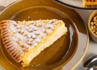 Torta della nonna, la ricetta classica con crema e pinoli che profuma subito di casa Torta della nonna - RicettaSprint