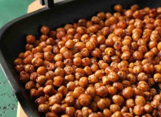 I miei aperitivi sono diversi, mi preparo i ceci croccanti in padella, buoni, leggeri e super veloci ceci in padella