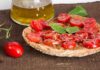 Oggi per pranzo si prevedono friselle al pomodoro top, pronte in 10 minuti appena friselle al pomodoro