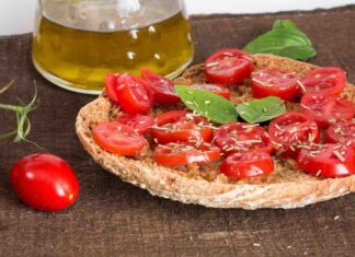 Oggi per pranzo si prevedono friselle al pomodoro top, pronte in 10 minuti appena friselle al pomodoro