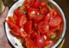 Insalata di soli pomodori, il pranzo perfetto per una giornata calda come questa insalata di pomodori