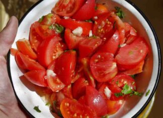 Insalata di soli pomodori, il pranzo perfetto per una giornata calda come questa insalata di pomodori