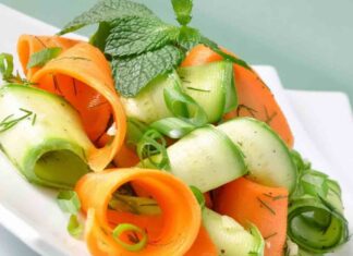 Insalata di zucchine e carote, la carica giusta di vitamine, in pochissime calorie insalata di zucchine e carote