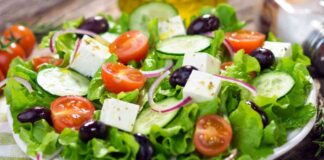 Insalata greca tradizionale, la ricetta da copiare subito, finalmente pranzi felici insalata greca