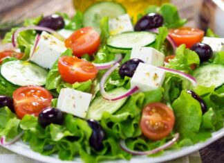 Insalata greca tradizionale, la ricetta da copiare subito, finalmente pranzi felici insalata greca