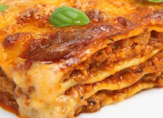 Per questa sera preparo le lasagne al ragù come le fa mia nonna, ci metto un sacco di besciamella lasagne della nonna