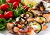 Cenetta leggera, cosa c’è meglio di questi spiedini di pesce e zucchine al forno? buonissimi! spiedini di pesce e verdure