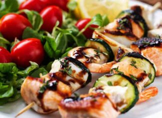 spiedini di pesce e verdure