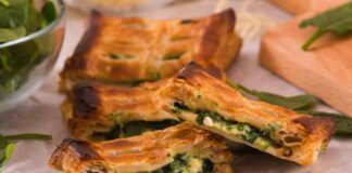 Cena veloce sfoglia spinaci e formaggio, riempi, arrotoli e inforni spinaci e sfoglia