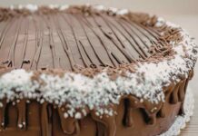 Torta glassata al cioccolato e cocco, altro che pasticcini della pasticceria, roba seria dopo cena stasera torta glassata al cioccolato e cocco